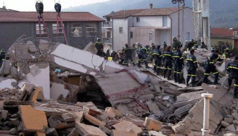 Crollo della scuola di San Giuliano di Puglia - terremoto Molise 31 ottobre 2002 - Foto Protezione Civile