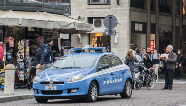 Mascherato prende a pugni 4 passanti in centro a Parma
