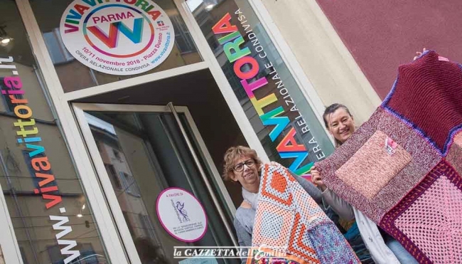 Viva Vittoria Parma: un&#039;immensa coperta colorata per la lotta ai tumori