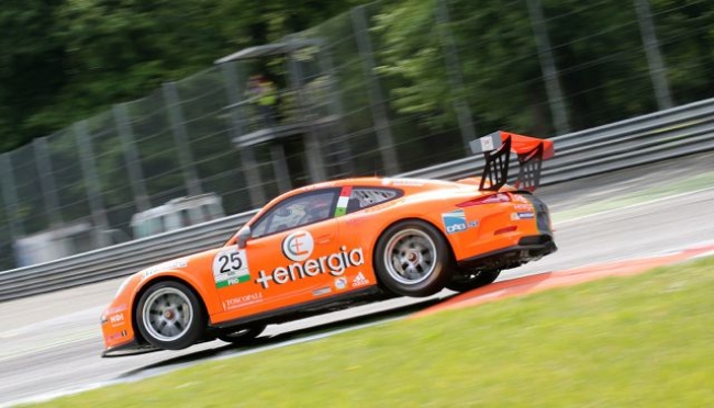 Sette Porsche in pista a Imola con i colori Dinamic Motorsport