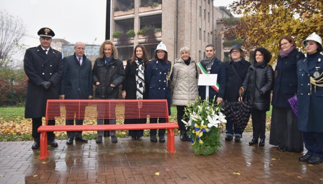 Una panchina rossa e una targa dedicate alle vittime di femminicidio nel parco Pierangela Venturini