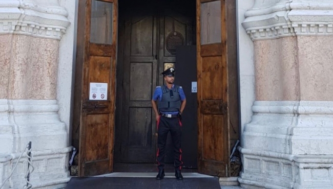 &quot;Sono il messaggero del Signore&quot;: bloccato albanese delirante all&#039;interno della Basilica di San Petronio a Bologna