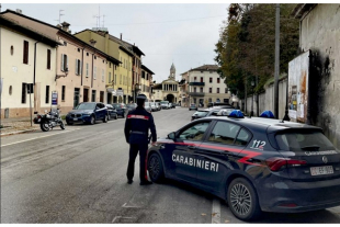 Soragna (Parma). Ubriaco aggredisce passanti, arrestato