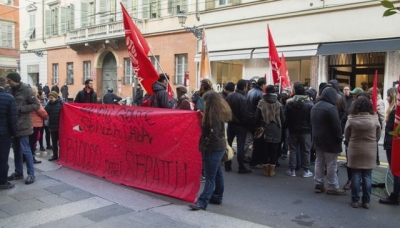 Parma - Protesta contro gli sfratti: bloccata via della Repubblica