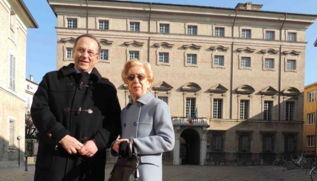 Andrei e Marchesa Pallavicino di fronte a Palazzo Pallavicino