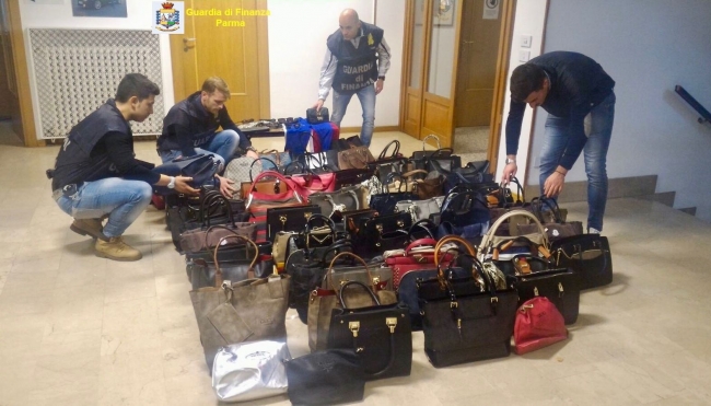 Parma - Sequestrati oltre 260 articoli contraffatti