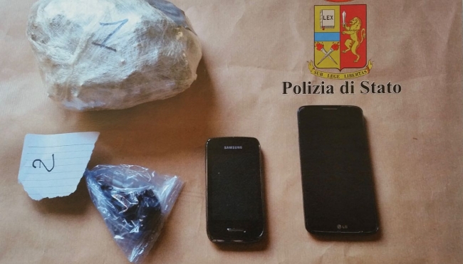 Modena, Piazza Dante Alighieri, profugo arrestato dalla Polizia di Stato per spaccio di stupefacenti