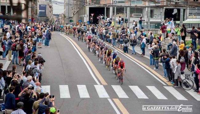 Il Giro d&#039;Italia fra le strade di Parma - FOTO