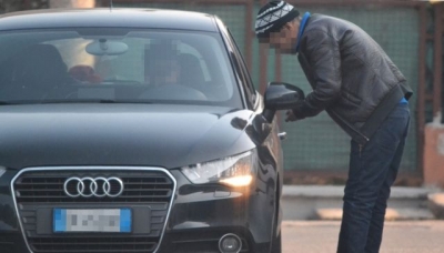 Nell&#039;immagine (scattata durante i pedinamenti del Nucleo Problematiche del Territorio della Municipale) il tunisino arrestato mentre viene contattato da un cliente in auto