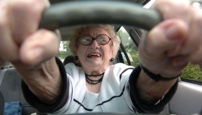 Deve andare dalla callista, ma si perde in autostrada e guida per 200 km. Nonnina di 93 anni “salvata” dalla Stradale