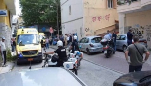 Uomo armato di ascia attacca i dipendenti all&#039;interno di un ufficio delle imposte a Kozani in Grecia. Il video shock