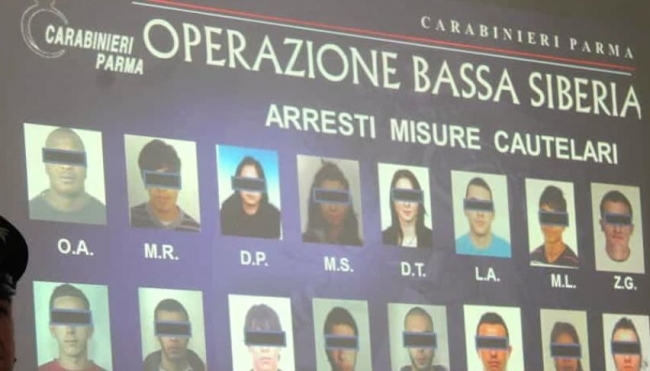 Venditori di droga fuori le scuole del Parmense: blitz dei carabinieri
