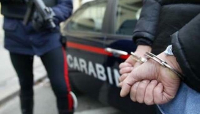 Picchia e cerca di violentare la fidanzatina: ferito anche un carabiniere