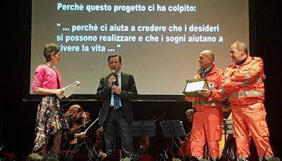 La cerimonia di premiazione, Filippo Mordacci, presidente di Fondazione Assistenza Pubblica Parma, mentre ritira il premio al Teatro Verdi