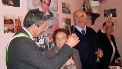 da sinistra il Sindaco di Pavullo Romano Canovi, Albertina Cortelloni e il figlio Paolo Barbari