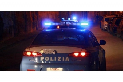 Prende a sassate l’auto della polizia. Arrestato 28 enne albanese
