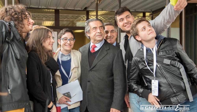 il Maestro Riccardo Muti con alcuni studenti di Ingegneria di Parma