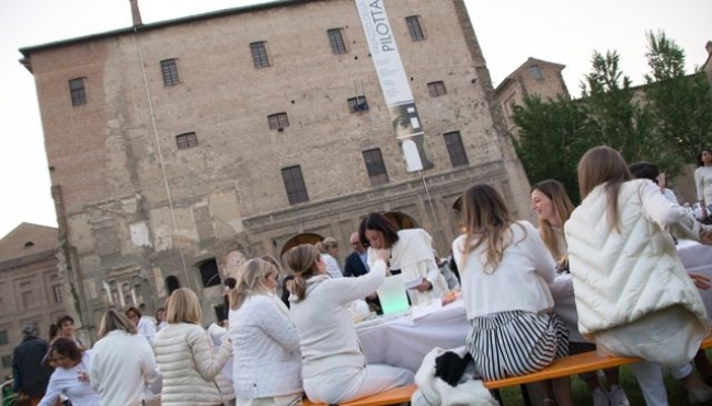 Parma, inaugurato il Terzo Paradiso di Pistoletto con la cena in bianco