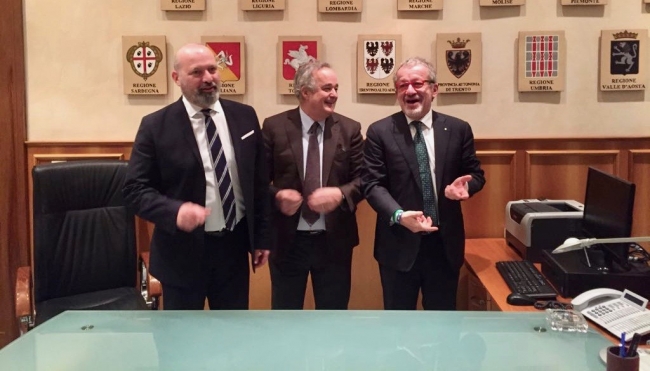 Maggiore autonomia per l&#039;Emilia-Romagna:  il presidente Bonaccini col sottosegretario Bressa e il presidente Maroni ieri a Roma al Dipartimento per gli Affari regionali.