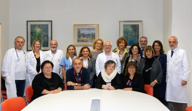 foto di gruppo dei rappresentanti delle associazioni e del personale medico e infermieristico