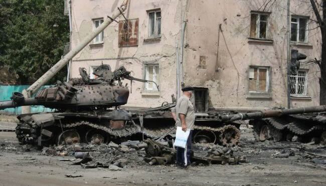 Destroyed_Georgian_T-72_tank_in_Tskhinvali.jpeg