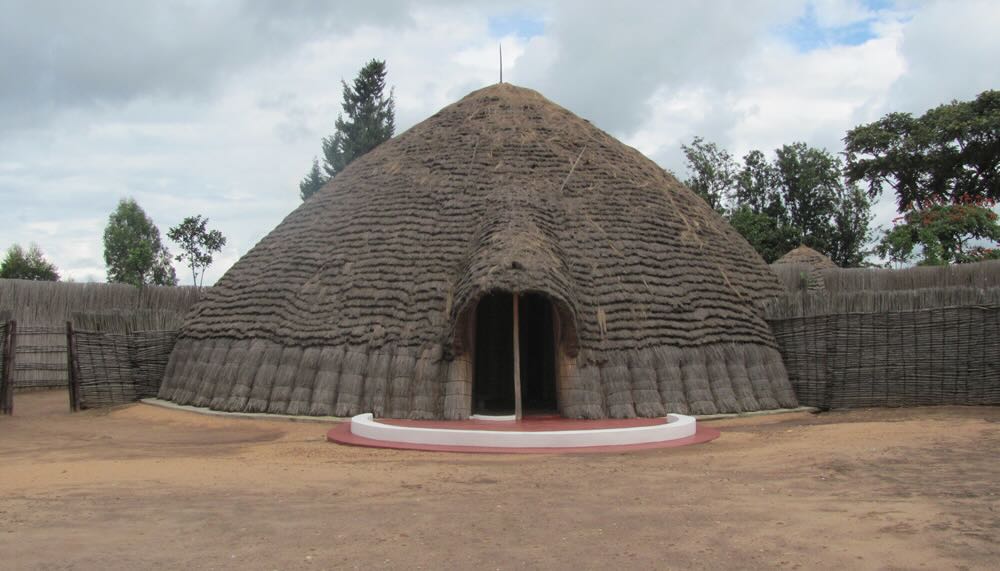 Kings_palace_in_Nyanza-Tutsi_1.jpeg