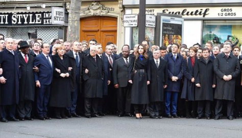 Parigi - i Leader mondiali attorno a Hollande- "Je Suis Charlie"
