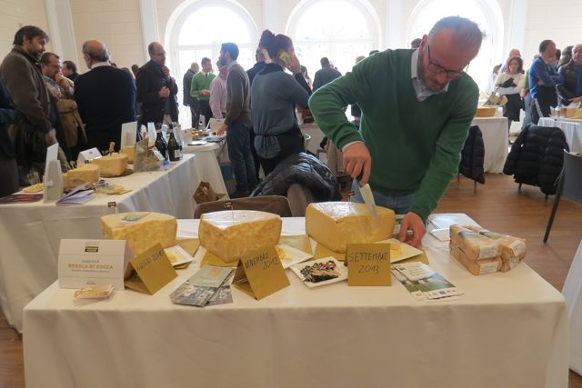 Parmigiano Reggiano Identity agroalimenare formaggio