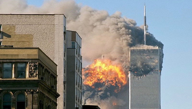 Torri_gemelle_11_sett2001-UA_Flight_175_hits_WTC_south_tower_9-11_edit_gde_1.jpg