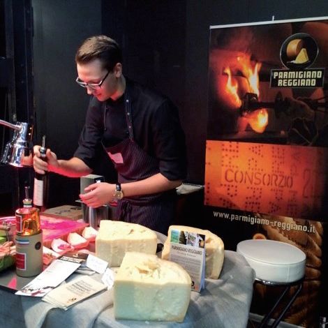Un giovane chef di jRE nel corso di un evento realizzato in collaborazionen con il Parmigiano Reggiano rid