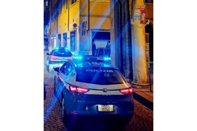 Polizia di Stato: intercettato e denunciato mentre cerca di rubare delle biciclette parcheggiate a Modena