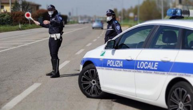 Guida senza patente e assicurazione e fugge all’alt della Polizia. Multa da 16 mila euro e mezzo confiscato