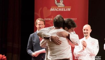 Lo chef Norbert Niederkofler, nuovo tre stelle Michelin, con lo chef Massimiliano Alajmo durante la presentazione della Guida 2018