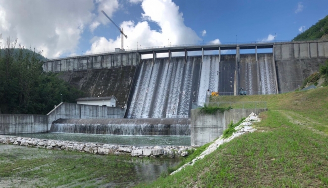 Collaudo della diga di Mignano (PC) - Prosegue la tracimazione: l&#039;acqua è arrivata nell&#039;Arda