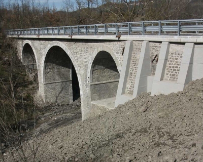 Ligonchio, senso unico alternato sul ponte della Sp 18