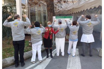 Ci mettiamo il cuore: lo slogan dell’Oncologia di Parma sulle felpe donate da Verso il Sereno