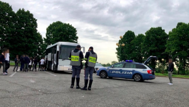 Autista ubriaco con studenti a bordo: fermato della polizia stradale di Parma