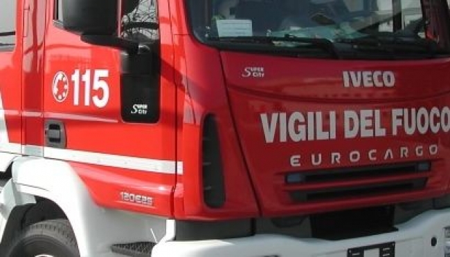 Modena - Finisce contro un albero: conducente scappa lasciando l&#039;auto in fiamme
