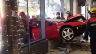 Ottantenne su &quot;Ferrari&quot; sfonda vetrina. Tre feriti (Video)