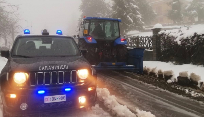 Coppia rimane &quot;intrappolata&quot; dal ghiaccio: in soccorso arrivano i carabinieri.