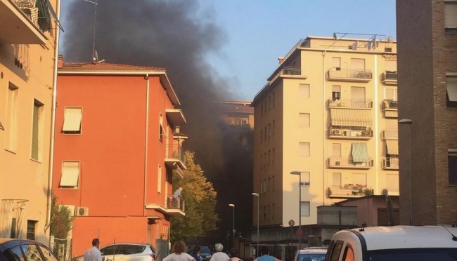 Esplosione in via Trento. Un furgone e una auto a fuoco