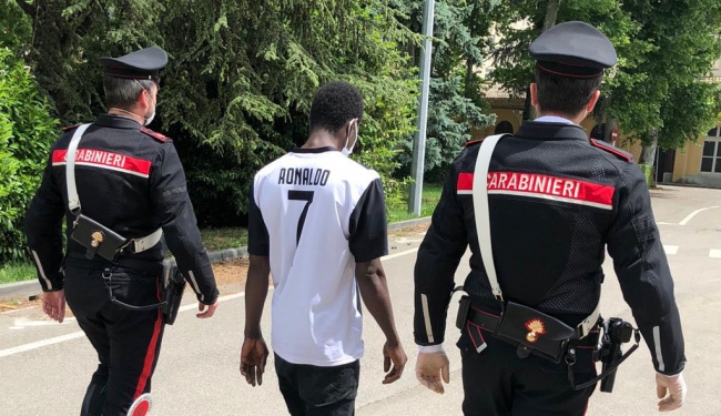 Senegalese fugge dai domiciliari, ripreso sai carabinieri di Parma