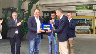 Il Presidente CAE Gabriele Cristofori riceve il riconoscimento John Deere - 2) La sede del nuovo centro macchine a Castelnuovo Sotto (RE) 