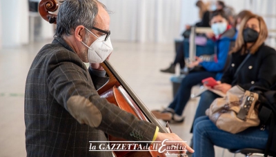 Massimo Tannoia violoncellista con i vaccinati
