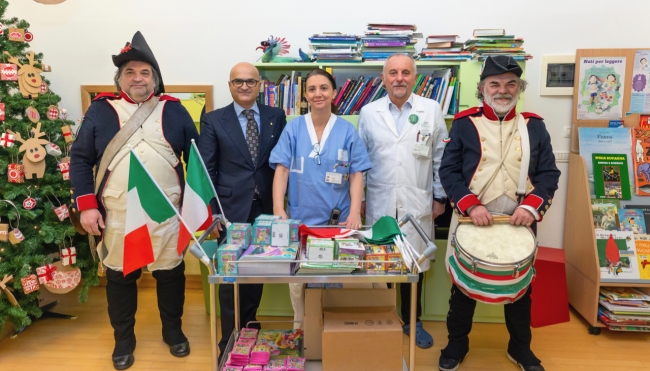 Donate Bandierine Tricolori e figurine Panini ai piccoli degenti del Santa Maria Nuova