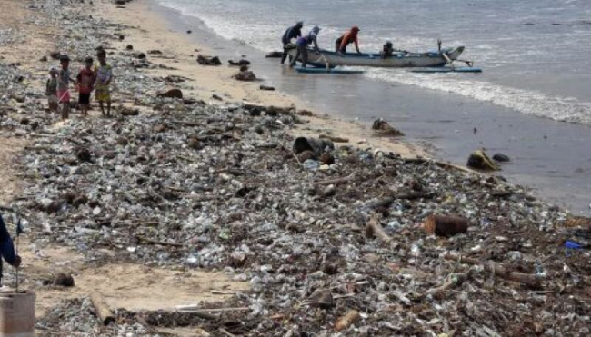 Una marea di plastica spiaggiata lungo la costa di Bali fa inorridire i turisti. Il video.