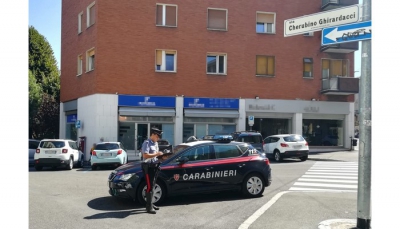 Carabinieri del Nucleo Radiomobile del Comando Provinciale di Bologna hanno ricevuto la telefonata di una donna che riferiva di essersi chiusa nel bagno