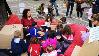 In piazza Matteotti a Modena il laboratorio per bambini “Carta e Ri-Carta”