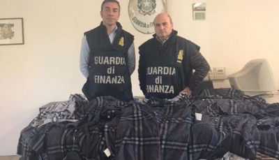 GDF Bologna: sequestrati 2980 capi contraffatti e circa 2000 mq di tessuti