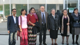 Parma - La birmana Phyu Phyu Thin, parlamentare della lega nazionale per la democrazia, in visita alla Casa della Salute
